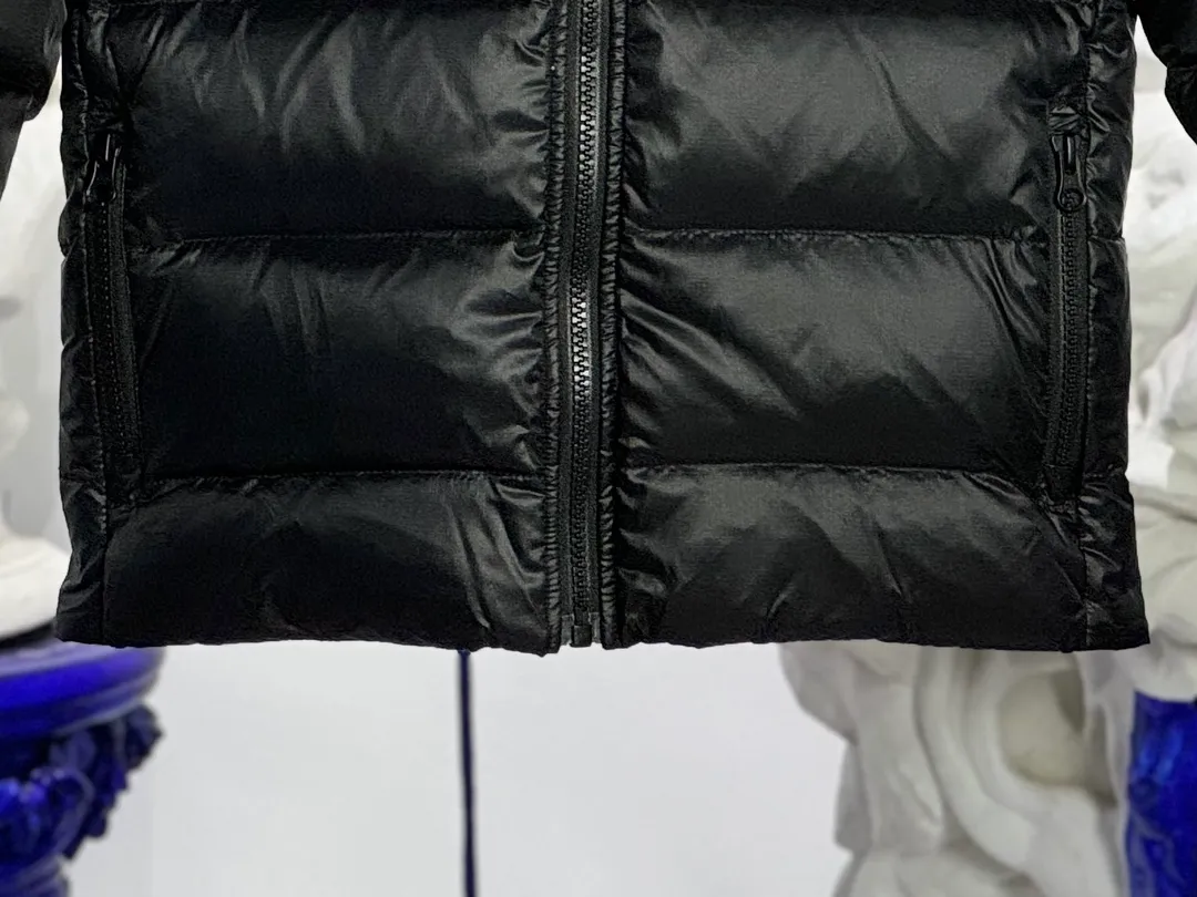 P640 CANADA GOOSE Canada Goose Crofton Children's Down Hoodie Big Goose Down Jacket 5460K Product Features ·This style uses thin channel-filled structural filling: 750-fill duck down, with lightweight fabrics and trims, lightweight and warm, allowing you to move freely ·Decorated with iconic double-stripe reflective details on the back ·Adjustable down hood sewn with reflective trim to enhance warmth and better protect against bad weather ·A weatherproof placket is designed under the two-way zipper to prevent wind and keep warm. The zipper opens from the bottom for increased range of motion and improved breathability. Power Stretch® reflective cuffs are stylish and lightweight, adding wind protection and warmth and making you more visible in low-light environments. Goose I.D. heritage label on the inside. 2 exterior pockets: Hand pockets with zipper closure and tricot fabric at the joints for softness and warmth.